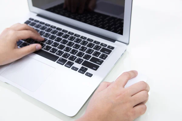 Fechar-se de mulher de negócios mão digitando no teclado laptop com mo — Fotografia de Stock