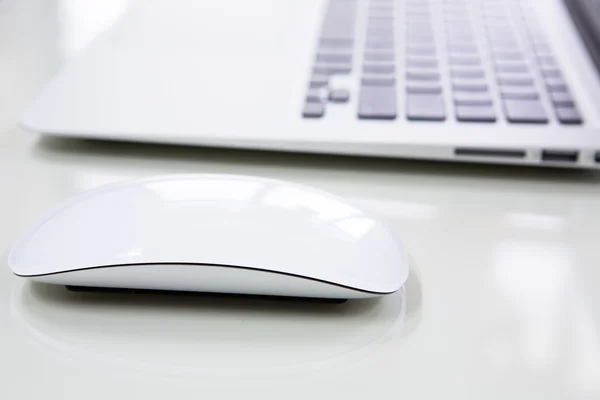 Laptop e mouse — Fotografia de Stock