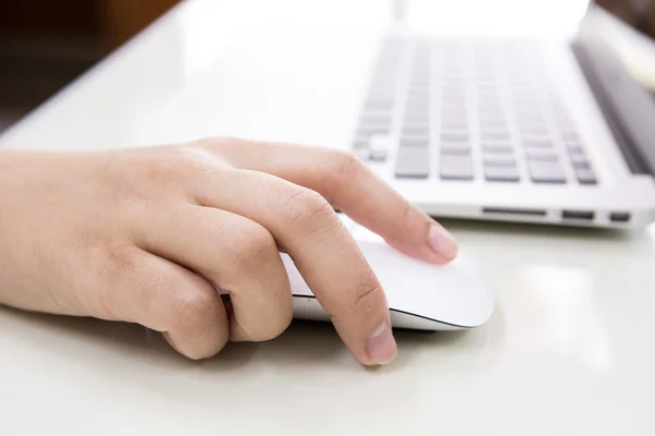 Primer plano de la mujer de negocios escribiendo a mano en el teclado del ordenador portátil con mo — Foto de Stock
