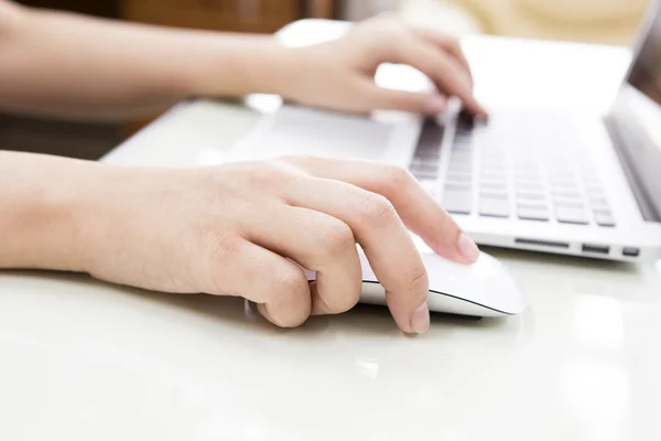 Closeup of business woman hand typing on laptop keyboard with mo — Stock Photo, Image