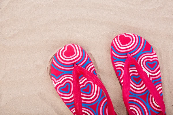 砂のビーチのフリップフ ロップ — ストック写真