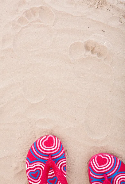 Flipflops op zand strand — Stockfoto