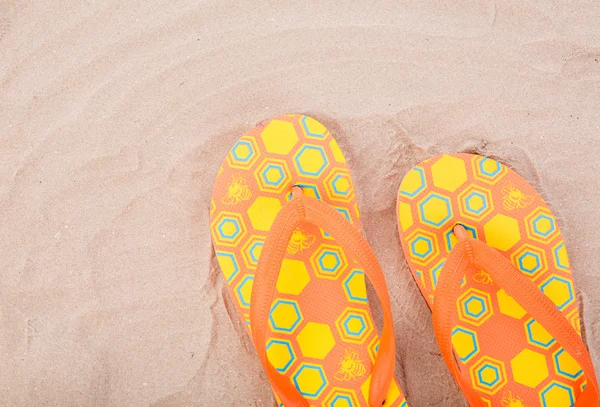 砂のビーチのフリップフ ロップ — ストック写真