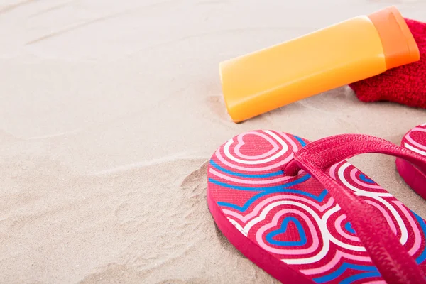 砂の浜辺タオル、日焼け止めフリップフ ロップ — ストック写真