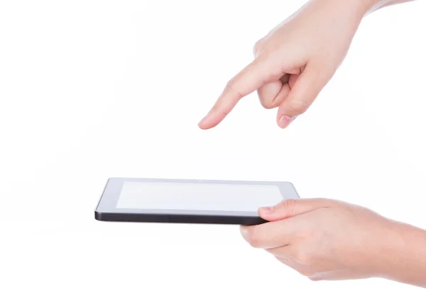 Mulher mão usando um dispositivo de tela sensível ao toque contra fundo branco — Fotografia de Stock