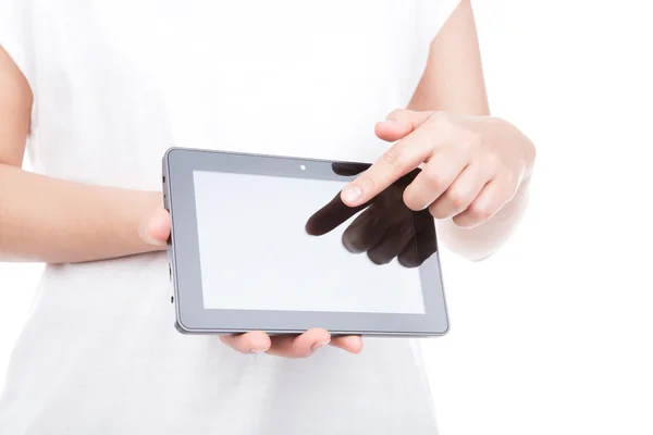 Main de femme à l'aide d'un dispositif d'écran tactile sur fond blanc — Photo