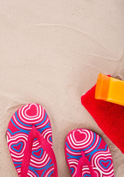砂の浜辺タオル、日焼け止めフリップフ ロップ — ストック写真