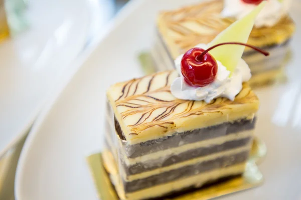 신선한 베리와 함께 맛 있는 케이크의 슬라이스 — 스톡 사진