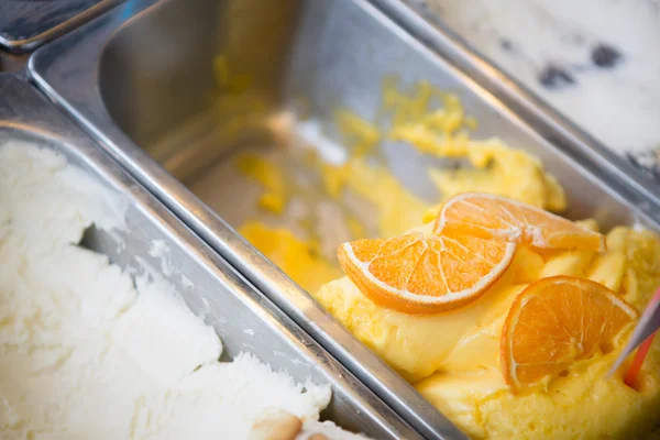 Апельсинове морозиво — стокове фото