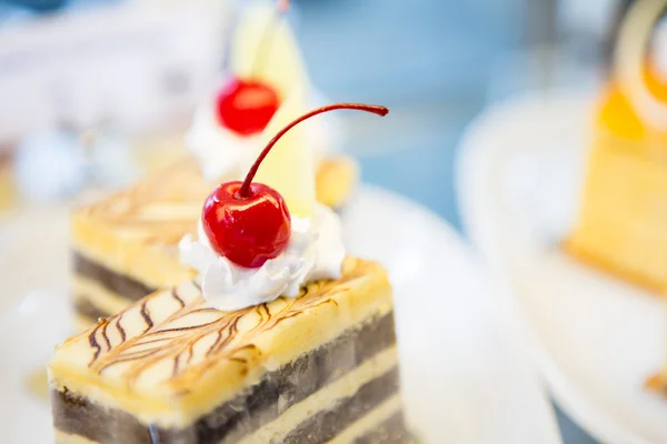 신선한 베리와 함께 맛 있는 케이크의 슬라이스 — 스톡 사진
