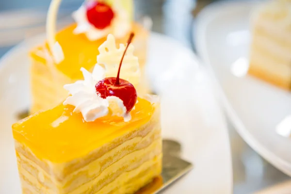 Fatia de bolo delicioso com baga fresca — Fotografia de Stock