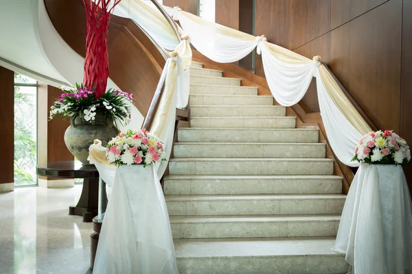 Escadas com flores — Fotografia de Stock