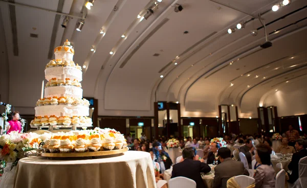 Wedding cake of cupcakes — Stock Photo, Image