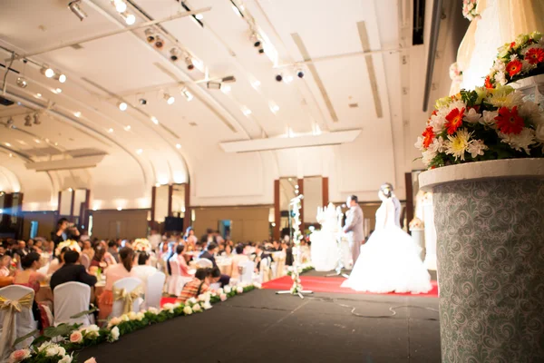 Цветы со свадебной церемонией на заднем плане — стоковое фото