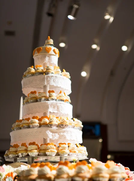 Torta nuziale di cupcakes — Foto Stock