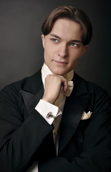 Elegantní mladý muž v obleku — Stock fotografie