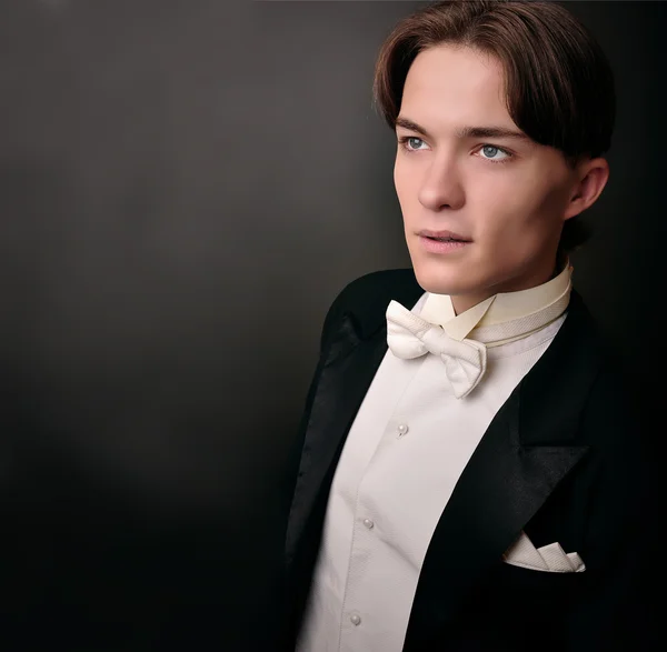 Eleganter junger Mann im Anzug — Stockfoto