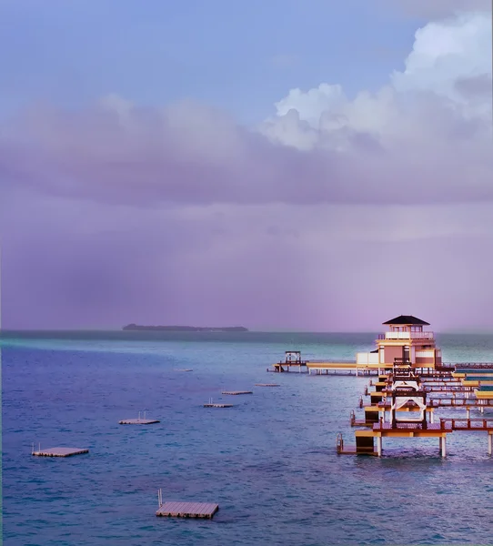 Isola nell'oceano, villa sull'acqua con piscine infinite. Mamma! — Foto Stock
