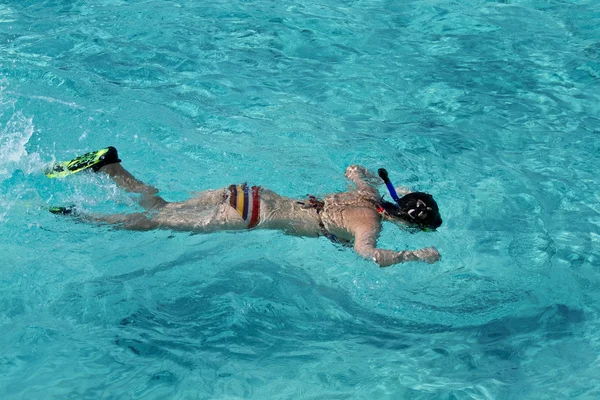 Hermosa chica asiática haciendo snorkel en aguas cristalinas Maldivas —  Fotos de Stock