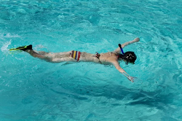 Belle fille asiatique plongée en apnée dans les eaux cristallines des Maldives — Photo