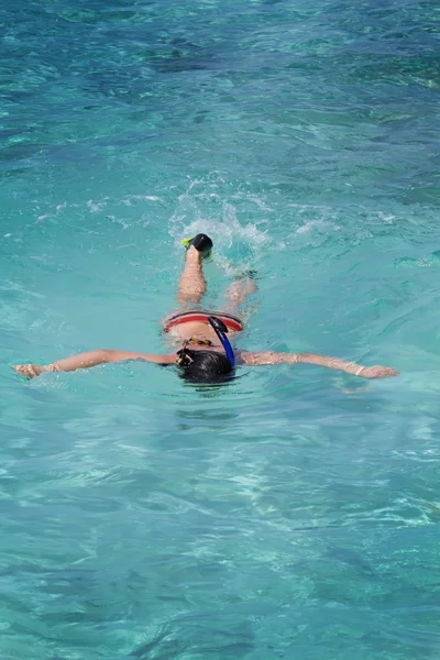 Piękna dziewczyna Azji, snorkeling w maldive krystalicznie czystej wody — Zdjęcie stockowe