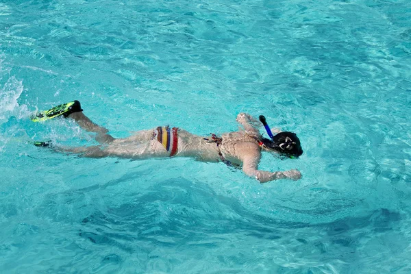 Hermosa chica asiática haciendo snorkel en aguas cristalinas Maldivas —  Fotos de Stock