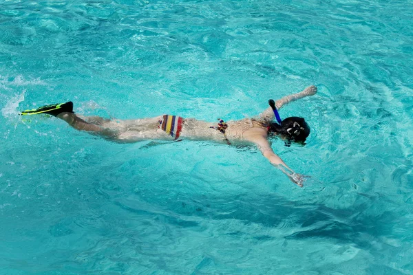 Hermosa chica asiática haciendo snorkel en aguas cristalinas Maldivas — Foto de Stock