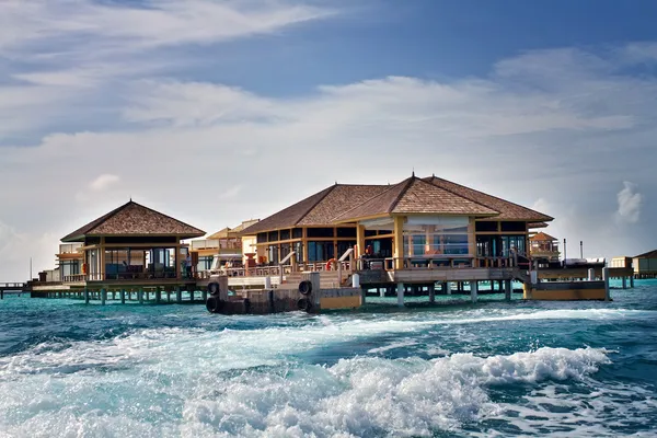 Insel im Ozean, Überwasser-Villa mit endlosen Pools. ma — Stockfoto