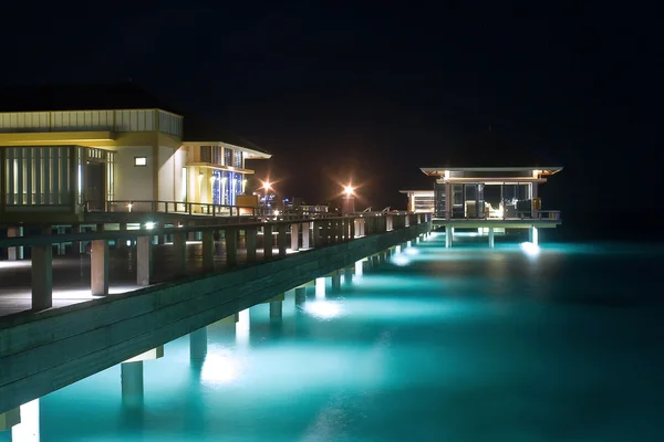 Bella vista notturna in villa sull'oceano — Foto Stock