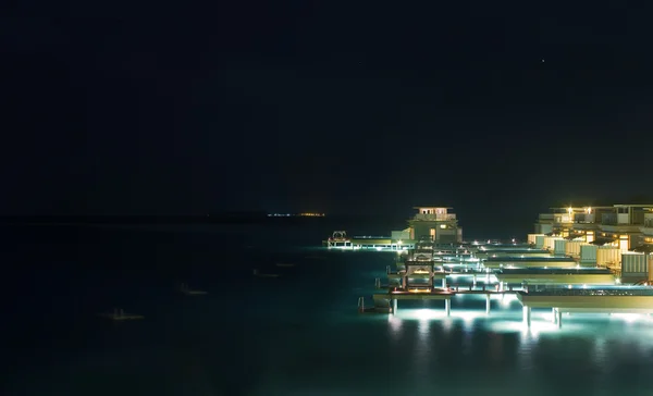 Прекрасний нічний вид на океанську віллу — стокове фото