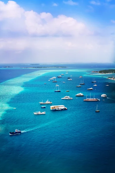 Fartyg i havet nära stranden på ön Maldiverna — Stockfoto
