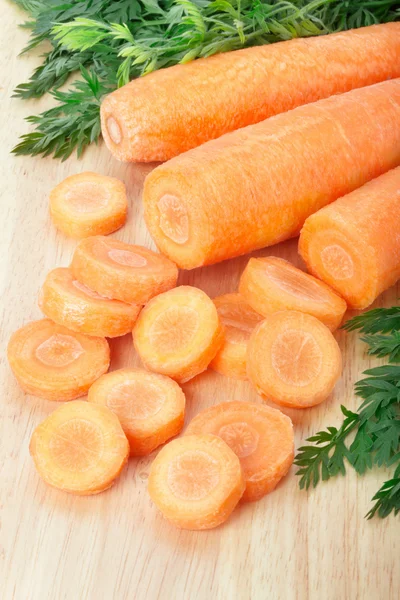 Zanahorias frescas en tabla de cortar — Foto de Stock