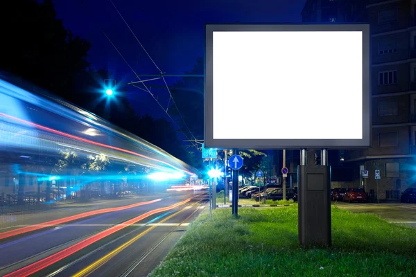 Billboard na rua da cidade, tela em branco — Fotografia de Stock