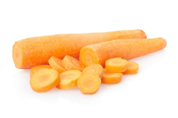 Cenouras cortadas em branco — Fotografia de Stock
