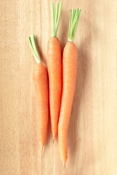 Zanahorias frescas en tabla de cortar — Foto de Stock