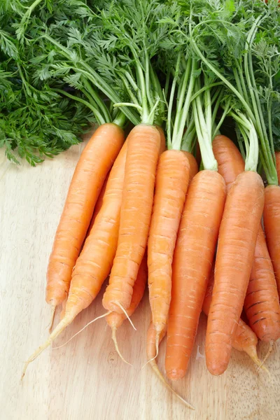 Zanahorias frescas en tabla de cortar —  Fotos de Stock