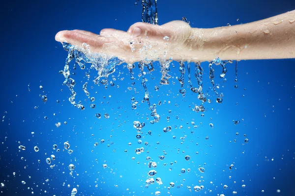 Agua cayendo en la mano — Foto de Stock
