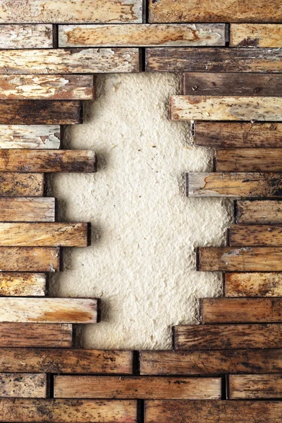 Дыра в деревянной стене — стоковое фото