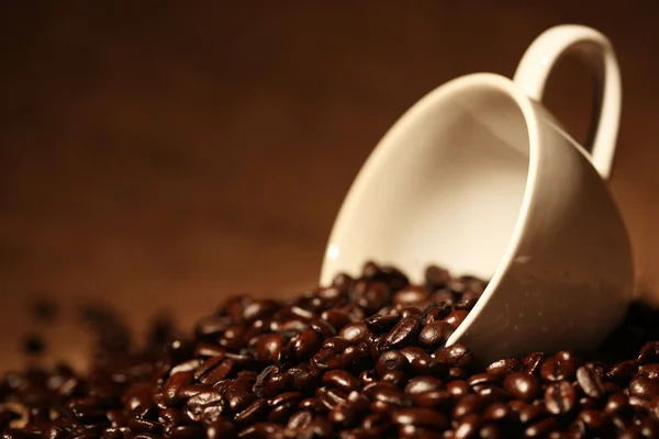 Καφές σε καβουρδισμένους κόκκους καφέ — Φωτογραφία Αρχείου