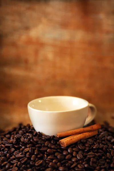 Xícara de café em grãos de café torrados — Fotografia de Stock