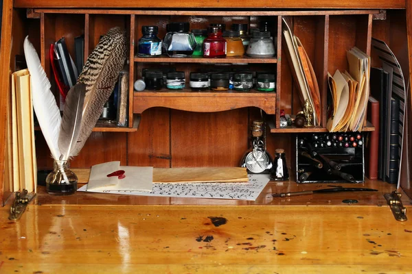 Старый письменный стол — стоковое фото