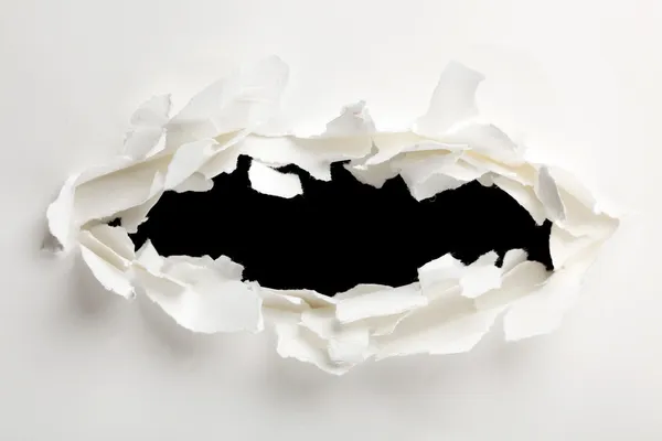 引き裂かれた紙に穴 — ストック写真