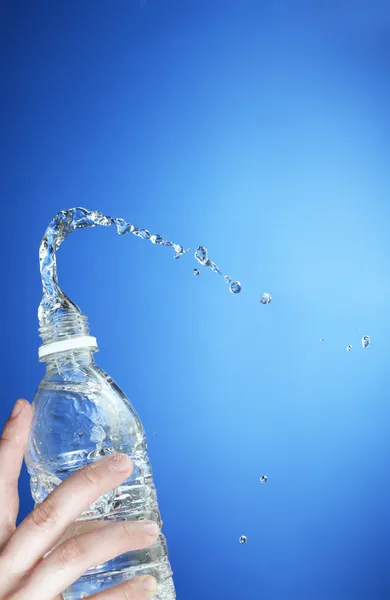 Выплескивание воды из бутылки с водой — стоковое фото
