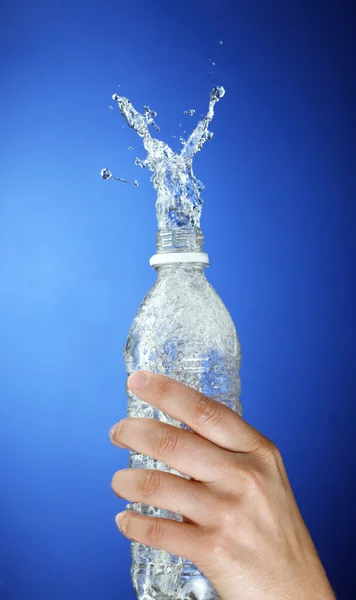 Zalewaniem z butelka wody — Zdjęcie stockowe