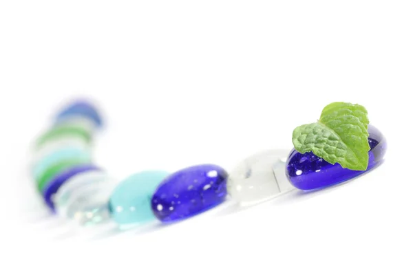 Feuille sur perles colorées — Photo