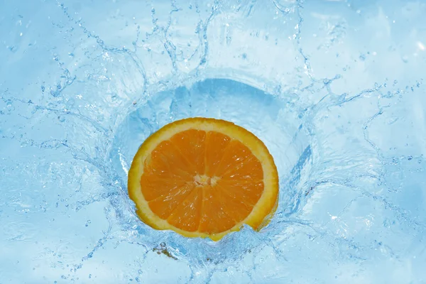 Orange percikan dalam air — Stok Foto