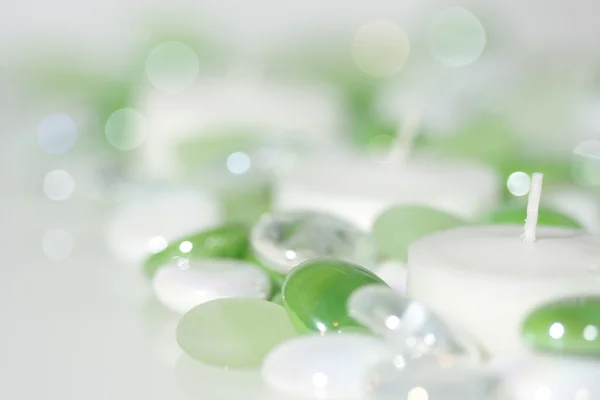 Velas rodeadas de perlas de vidrio — Foto de Stock