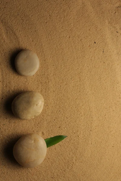 Três pedras na areia — Fotografia de Stock