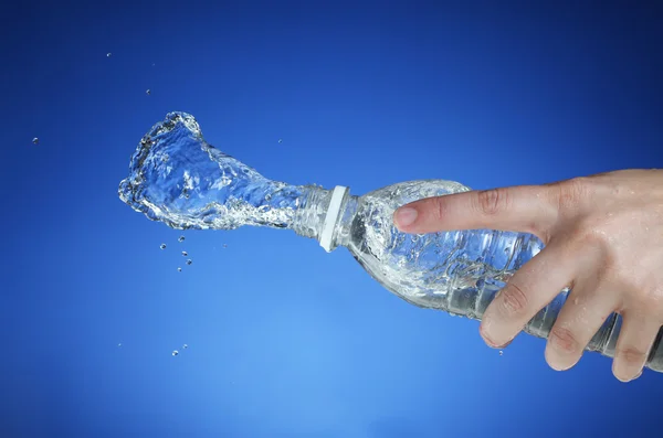 Água salpicando de uma garrafa de água — Fotografia de Stock