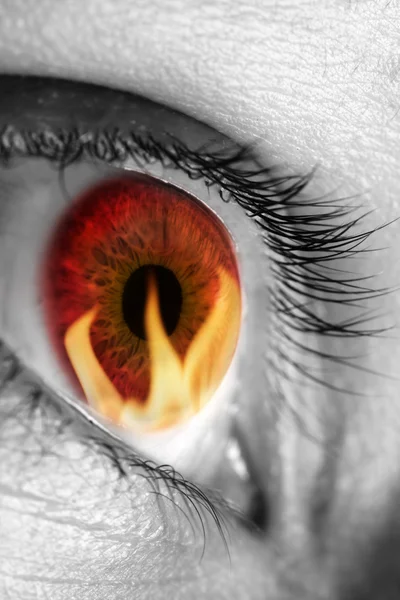 Efekt czerwonych oczu, refecting ogień — Zdjęcie stockowe